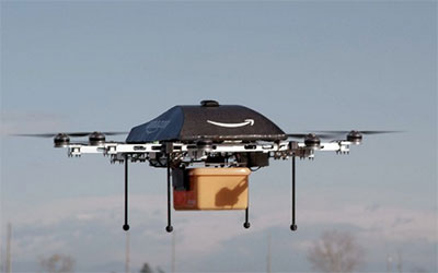 Drone carrega carro elétrico em marcha